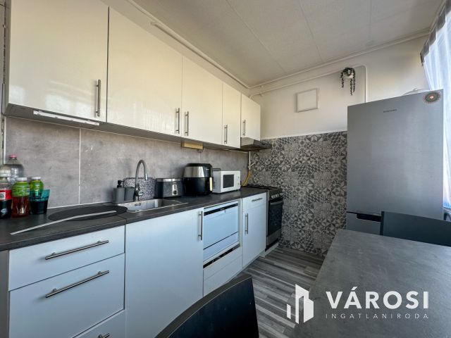 Felsővárosban 2 szobás, bútorozott lakás eladó!