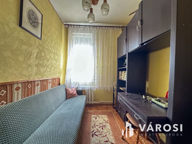 Pécskő úton 1+2 félszobás, erkélyes lakás eladó!