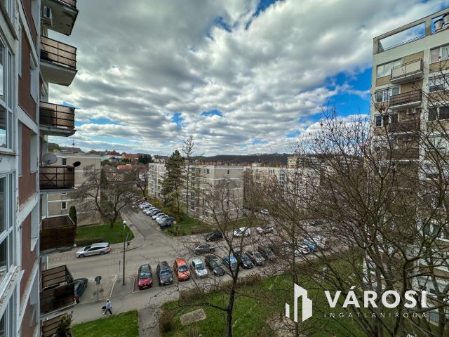 Pécskő úton 1+2 félszobás, erkélyes lakás eladó!