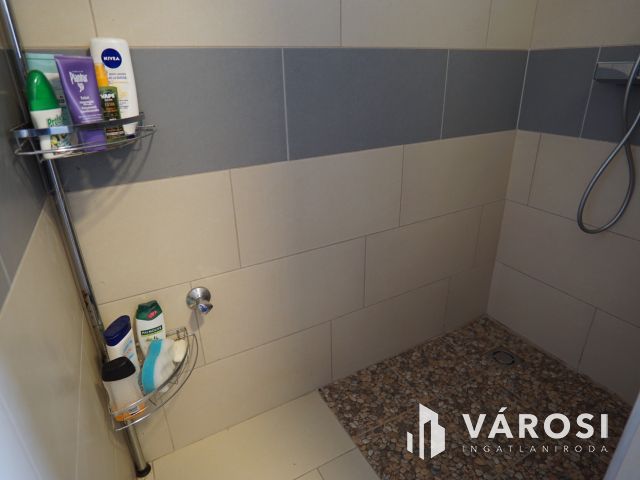 Fonyódligeten, felújított kis Nyaraló