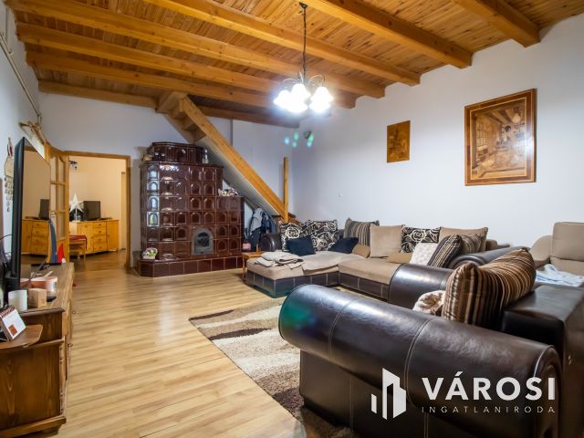 Két lakrészes 5 szobás lakás, saját kertrésszel