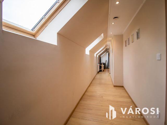 Két lakrészes 5 szobás lakás, saját kertrésszel