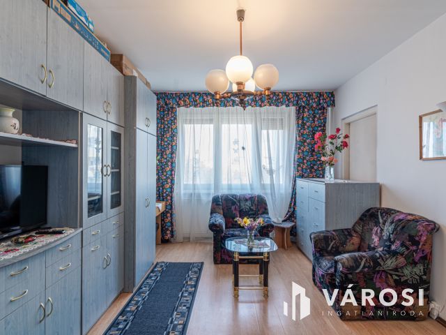 Három szoba erkéllyel napfénnyel