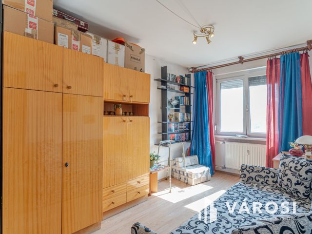 Három szoba erkéllyel napfénnyel