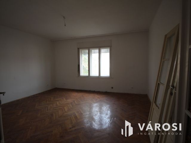 Impozáns kúria épület, az Alpokalján lévő Peresznyén