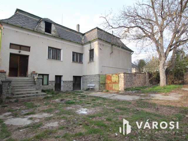 Impozáns kúria épület, az Alpokalján lévő Peresznyén