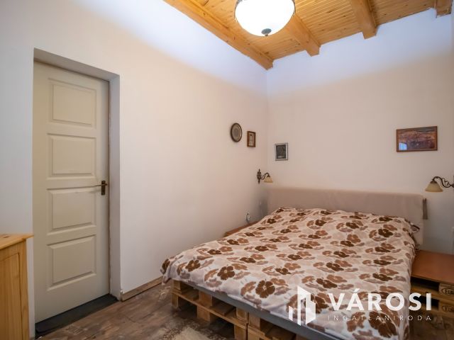 Két lakrészes 5 szobás házrész, saját kertrésszel