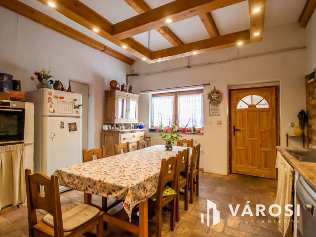 Két lakrészes 5 szobás házrész, saját kertrésszel