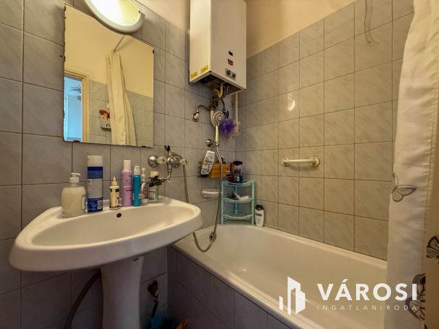 Belváros közelében 1 szobás, erkélyes lakás eladó!