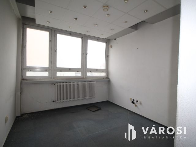 477 nm-es iroda Sárvár belvárosában