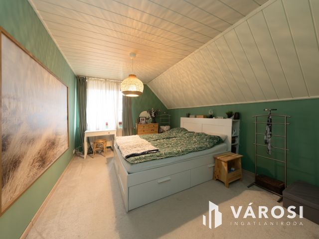 Napelemes szigetelt családi ház, kertvárosi részen