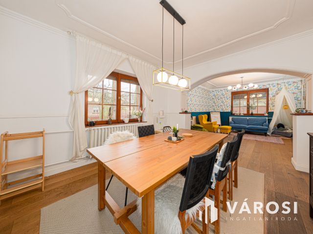 Napelemes szigetelt családi ház, kertvárosi részen