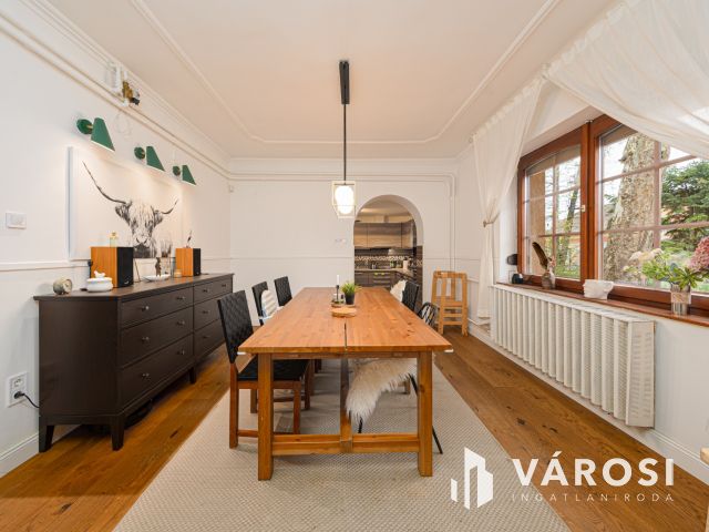 Napelemes szigetelt családi ház, kertvárosi részen