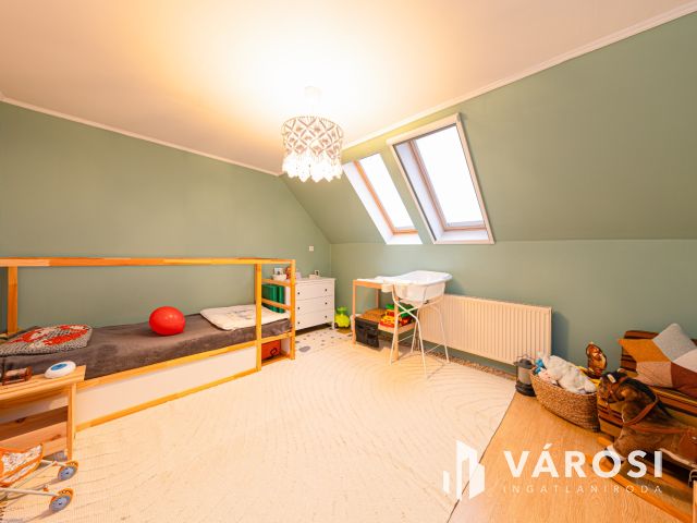 Napelemes szigetelt családi ház, kertvárosi részen