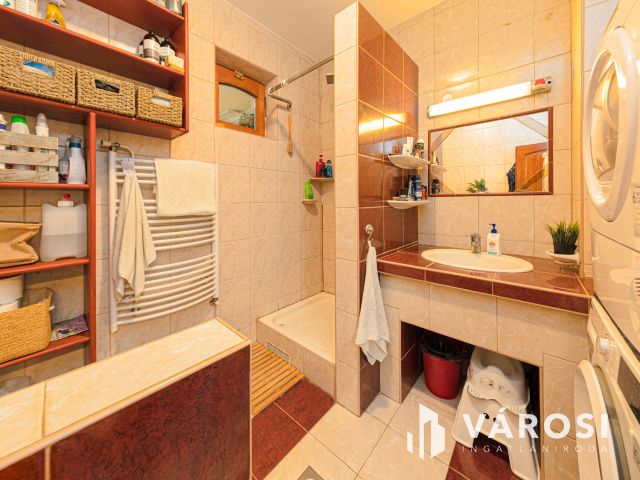 Napelemes szigetelt családi ház, kertvárosi részen