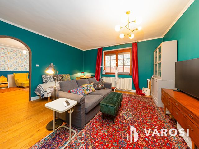 Napelemes szigetelt családi ház, kertvárosi részen