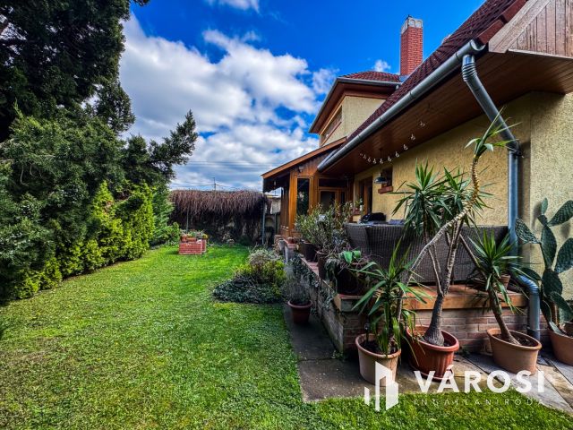 Tágas, napfényes ház Gyula legszebb utcájában