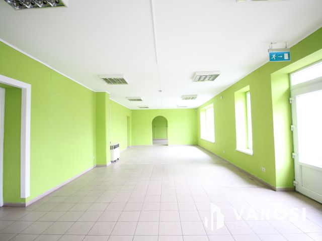 Szentesen, központhoz közeli üzlethelyiség kiadó.