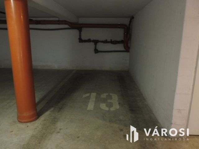 Belvárosi mélygarázs a TIK-nél eladó.