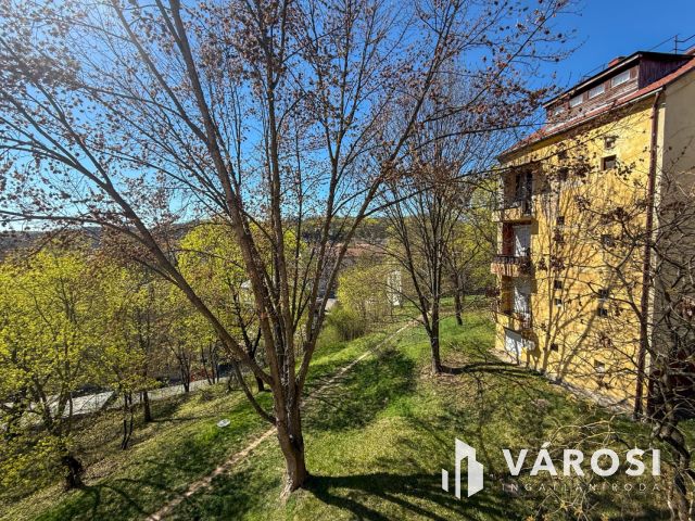 Meredek úton 2 szobás, erkélyes lakás eladó!