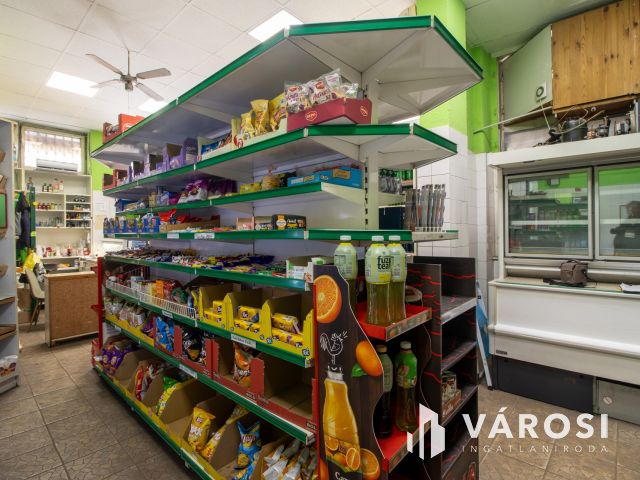 Utcai bejáratú üzlethelyiség raktárral Terézváros szívében