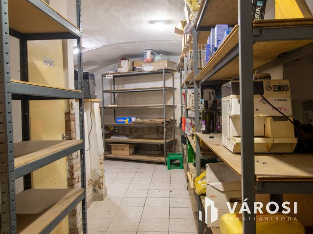 Utcai bejáratú üzlethelyiség raktárral Terézváros szívében