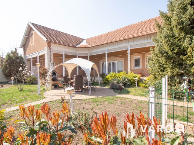 Jó állapotú, belvárosi polgári ház két lakrésszel