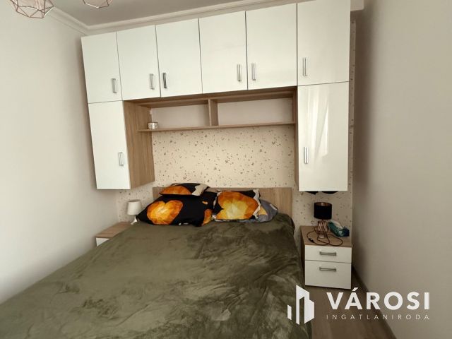 Nagyerdőn, a Damjanich utcán eladó, egy felújított erkélyes