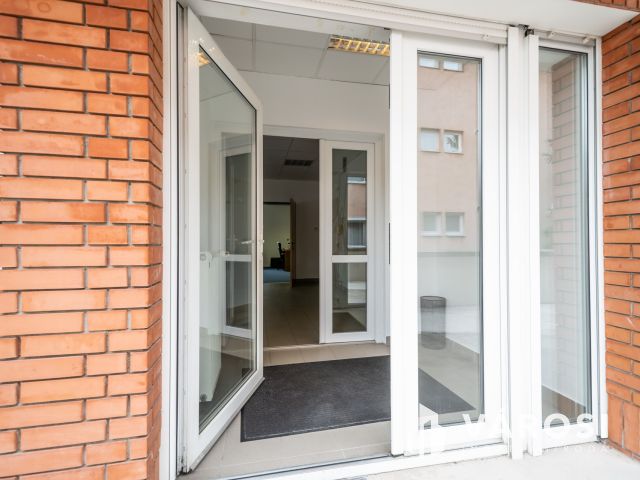 Kiadó, földszinti, napfényes iroda Zuglóban |