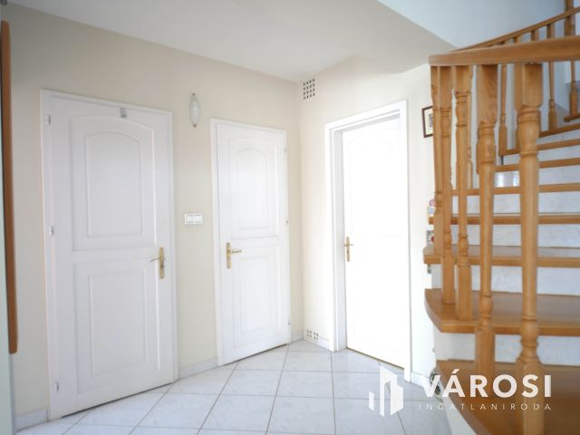 Exkluzív stílusos családi ház dupla garázzsal eladó